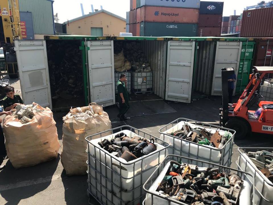 Phế liệu, rác thải công nghiệp ngụy trang trong 20 container máy móc
