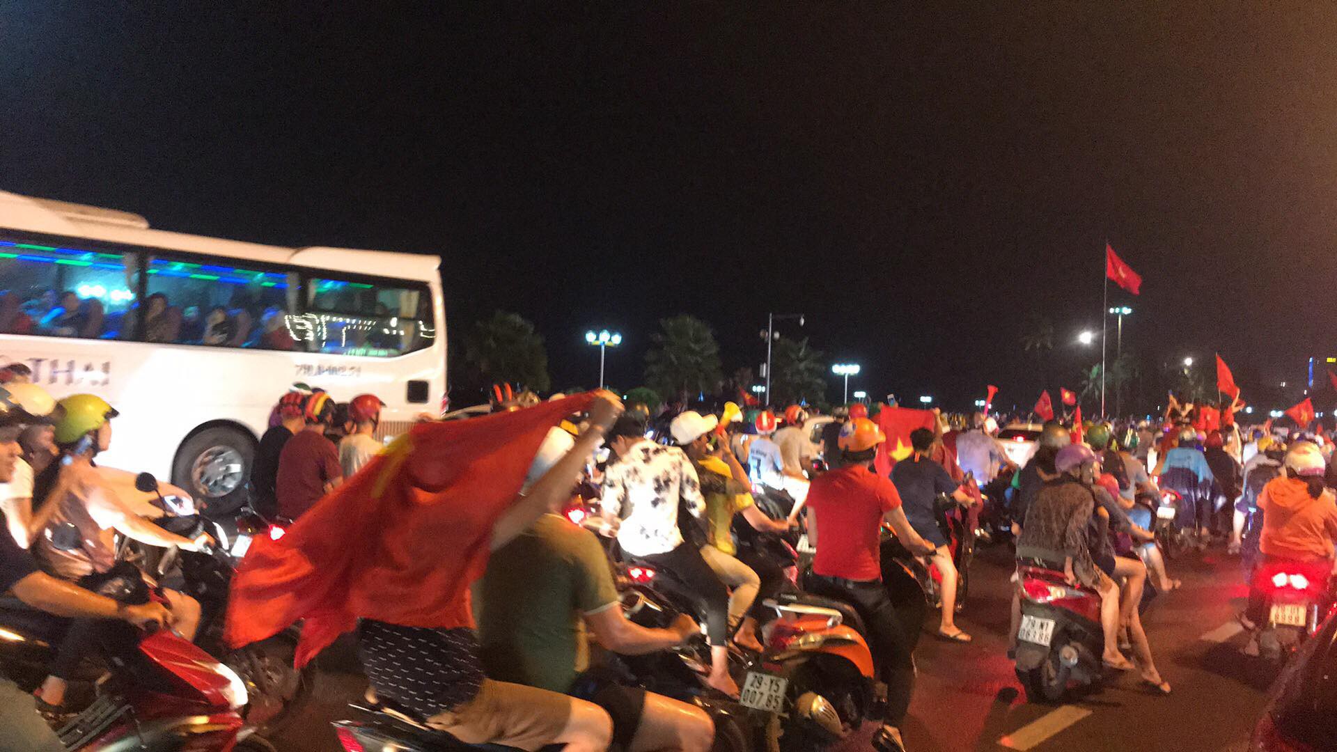 Người d&acirc;n cả nước xuống đường mừng Việt Nam v&agrave;o chung kết - Ảnh 13.