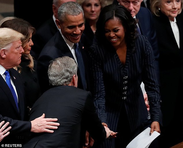 Bận tang lễ cha, ông Bush vẫn nhớ chuyền  kẹo cho bà Obama