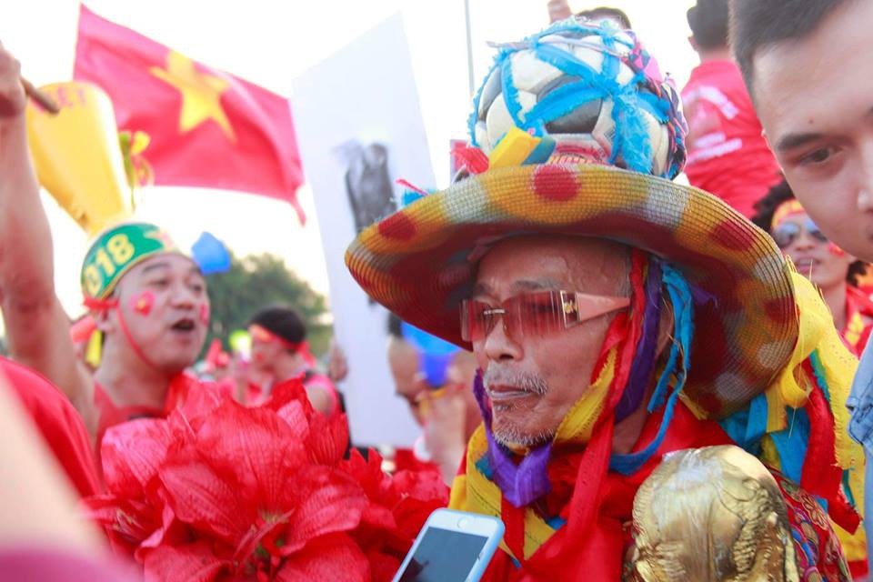 S&acirc;n Mỹ Đ&igrave;nh nhuộm đỏ, n&oacute;ng rực trước trận Việt Nam-Philippines - Ảnh 7.