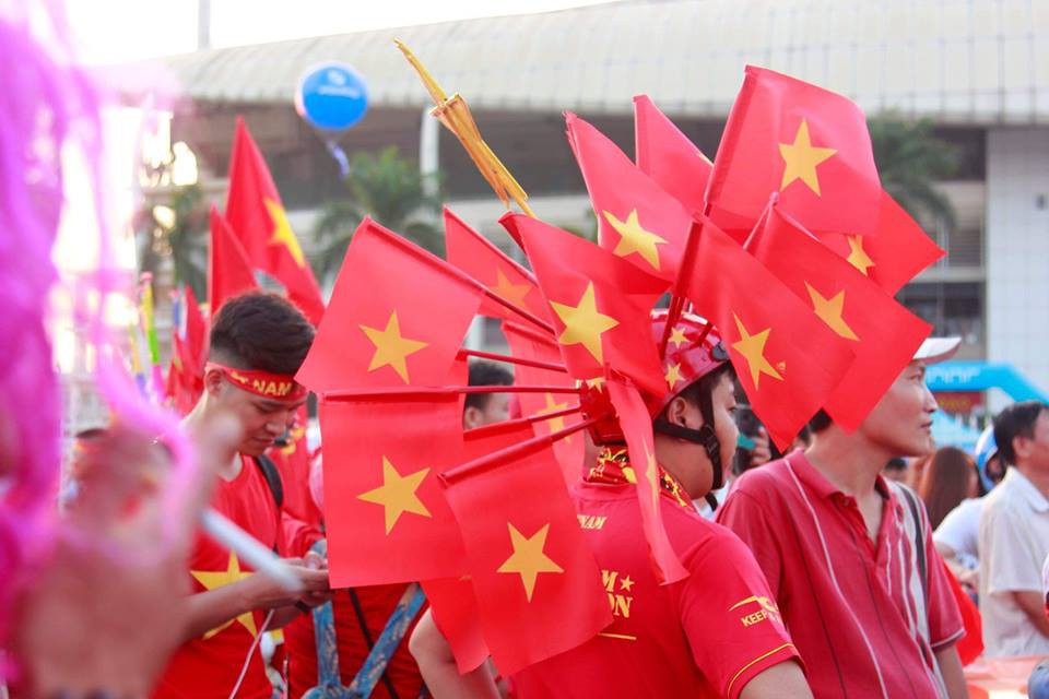 S&acirc;n Mỹ Đ&igrave;nh nhuộm đỏ, n&oacute;ng rực trước trận Việt Nam-Philippines - Ảnh 8.