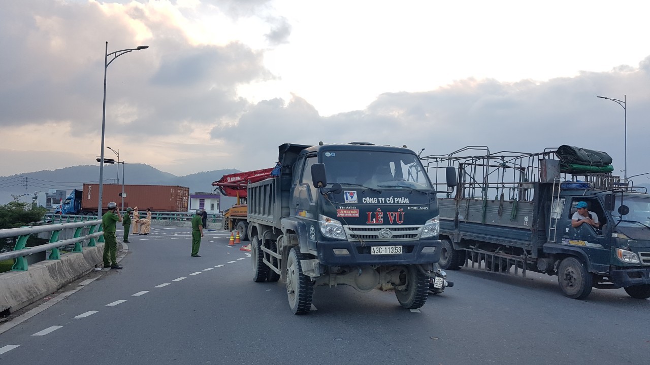 Xe ben va chạm xe máy, một người phụ nữ chết thảm - Ảnh 1.