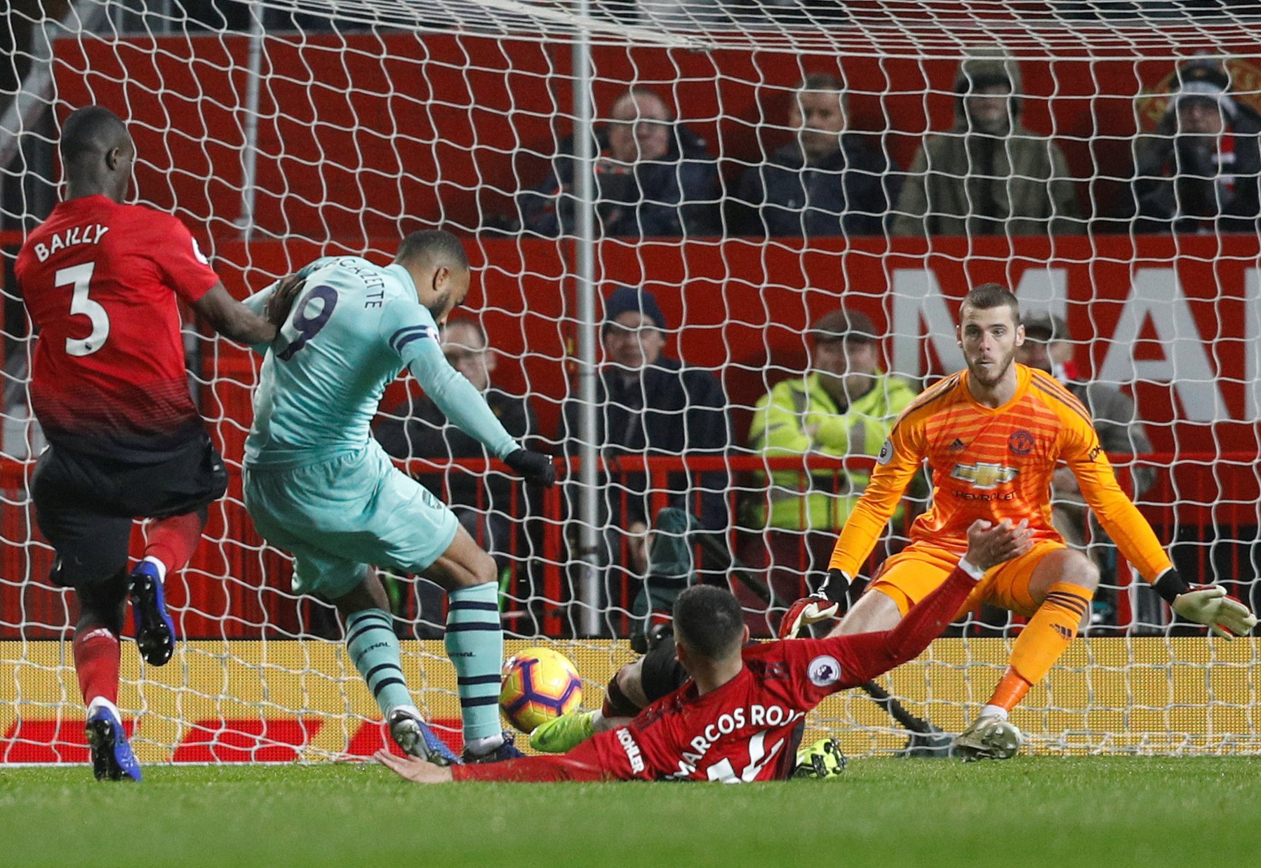 C&ocirc;ng l&agrave;m thủ ph&aacute;, Man United giương cờ trắng ở Premier League - Ảnh 5.