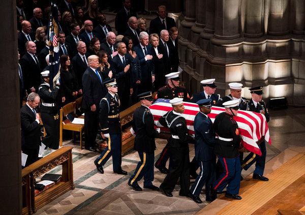 Bận tang lễ cha, ông Bush vẫn nhớ chuyền kẹo cho bà Obama - Ảnh 4.