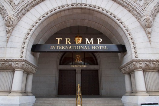 Tổng chưởng lý hai bang cùng đâm đơn kiện ông Trump