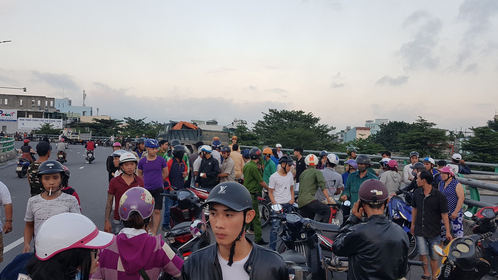 Xe ben va chạm xe máy, một người phụ nữ chết thảm