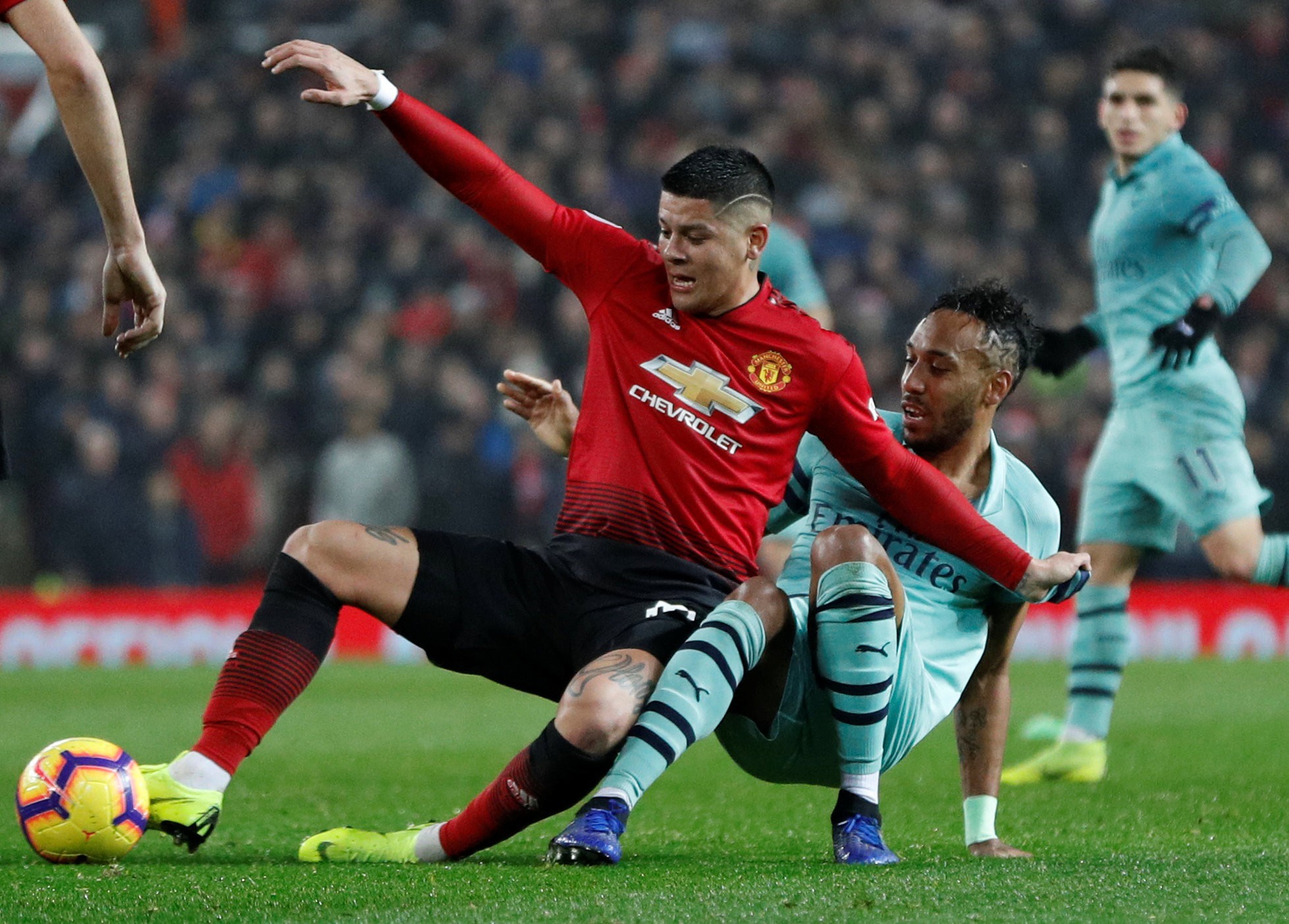 Công làm thủ phá, Man United giương cờ trắng ở Premier League