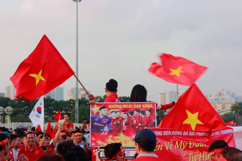 S&acirc;n Mỹ Đ&igrave;nh nhuộm đỏ, n&oacute;ng rực trước trận Việt Nam-Philippines - Ảnh 4.