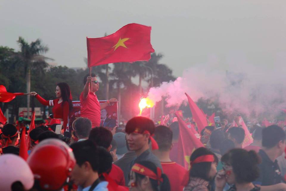 S&acirc;n Mỹ Đ&igrave;nh nhuộm đỏ, n&oacute;ng rực trước trận Việt Nam-Philippines - Ảnh 12.