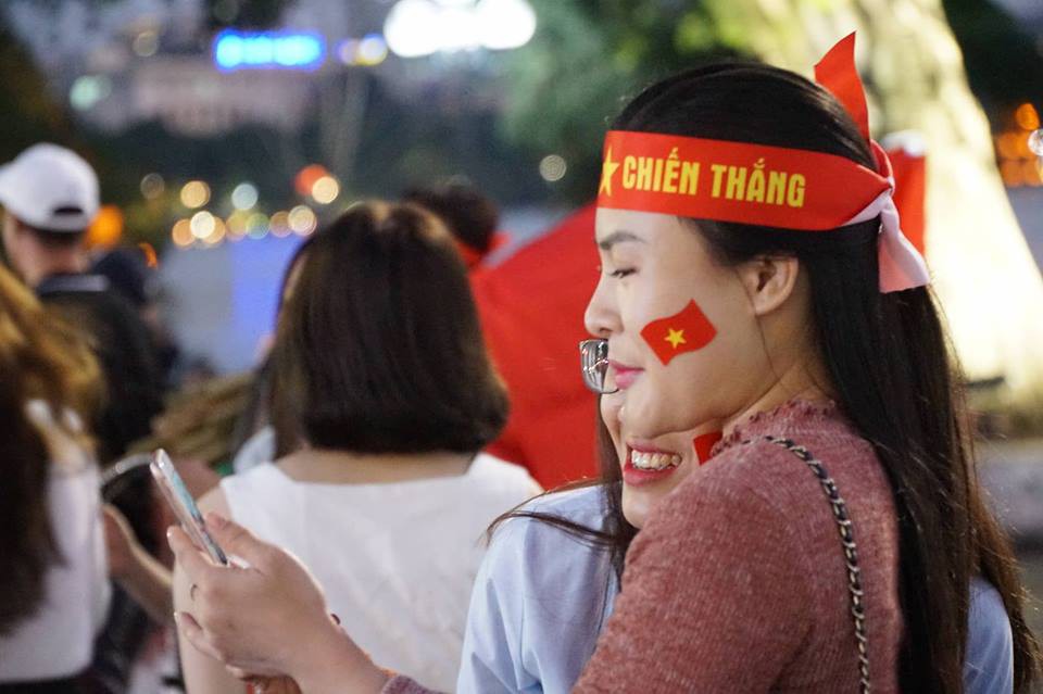 S&acirc;n Mỹ Đ&igrave;nh nhuộm đỏ, n&oacute;ng rực trước trận Việt Nam-Philippines - Ảnh 18.