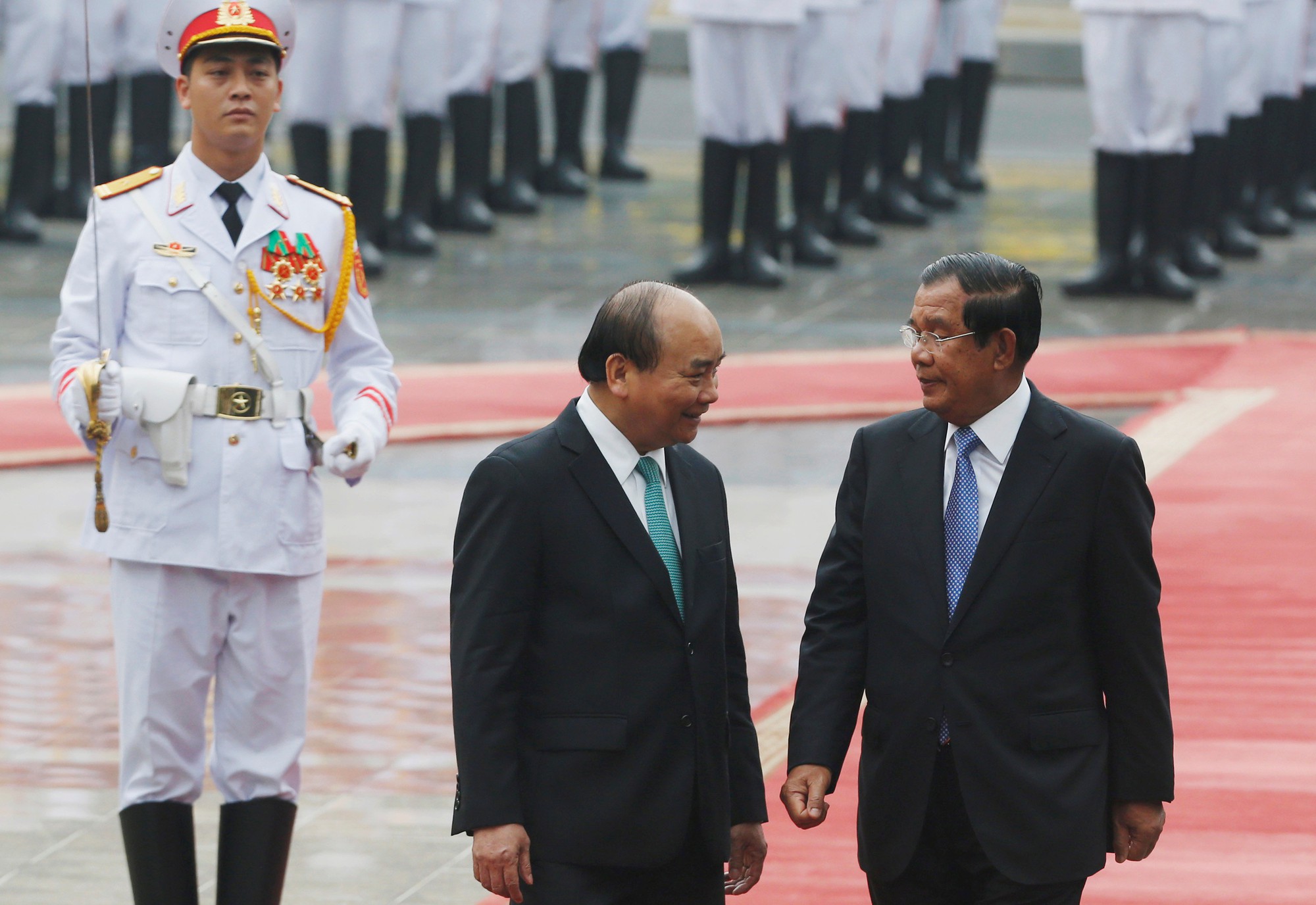 Cận cảnh Thủ tướng Nguyễn Xu&acirc;n Ph&uacute;c đ&oacute;n Thủ tướng Hun Sen - Ảnh 4.
