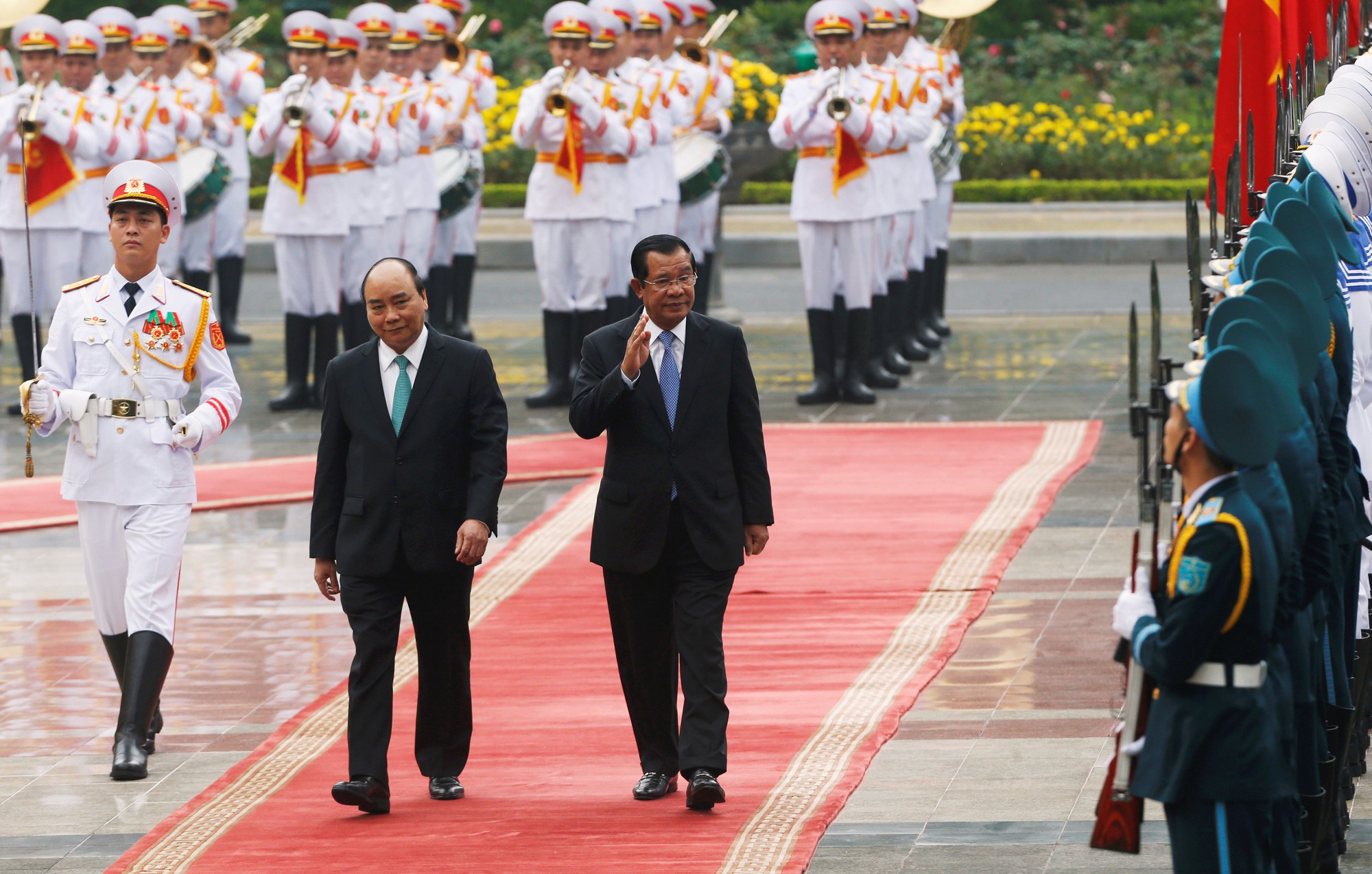 Cận cảnh Thủ tướng Nguyễn Xu&acirc;n Ph&uacute;c đ&oacute;n Thủ tướng Hun Sen - Ảnh 3.