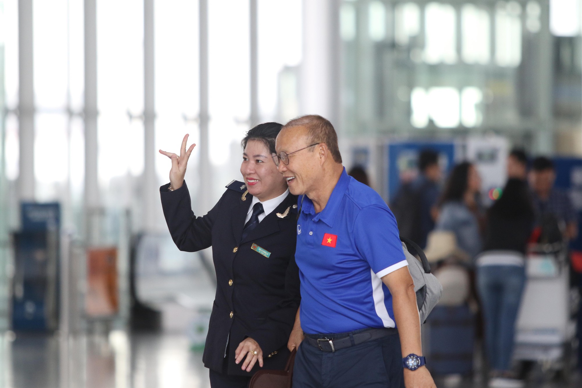 Công Phượng, Quang Hải hút fan khi tuyển Việt Nam bay sang Malaysia - Ảnh 2.