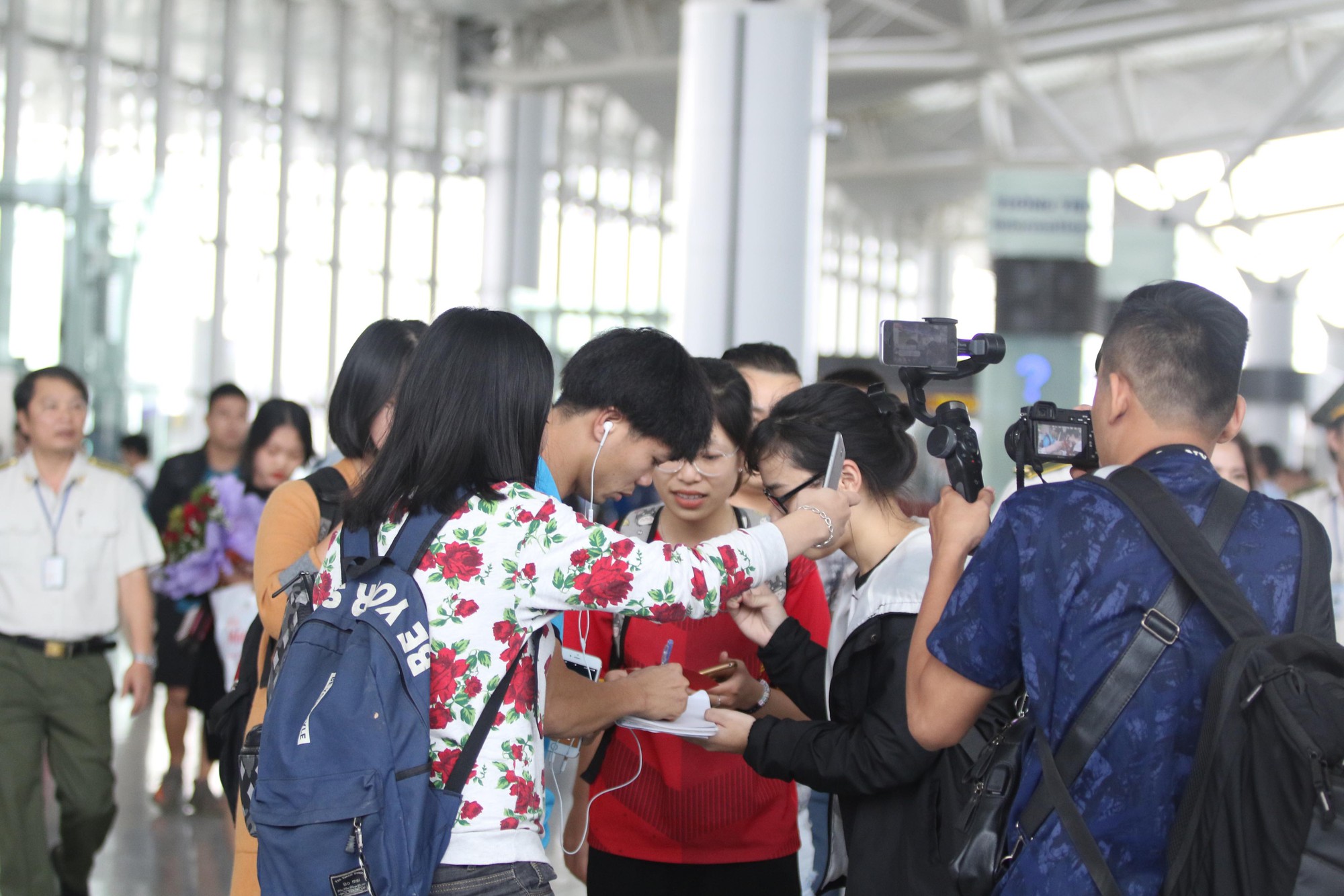 Công Phượng, Quang Hải hút fan khi tuyển Việt Nam bay sang Malaysia - Ảnh 3.