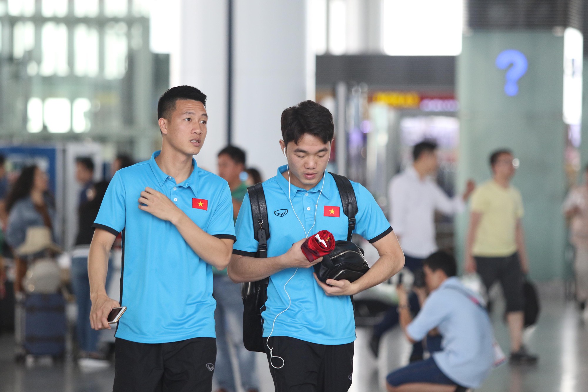 Công Phượng, Quang Hải hút fan khi tuyển Việt Nam bay sang Malaysia - Ảnh 4.