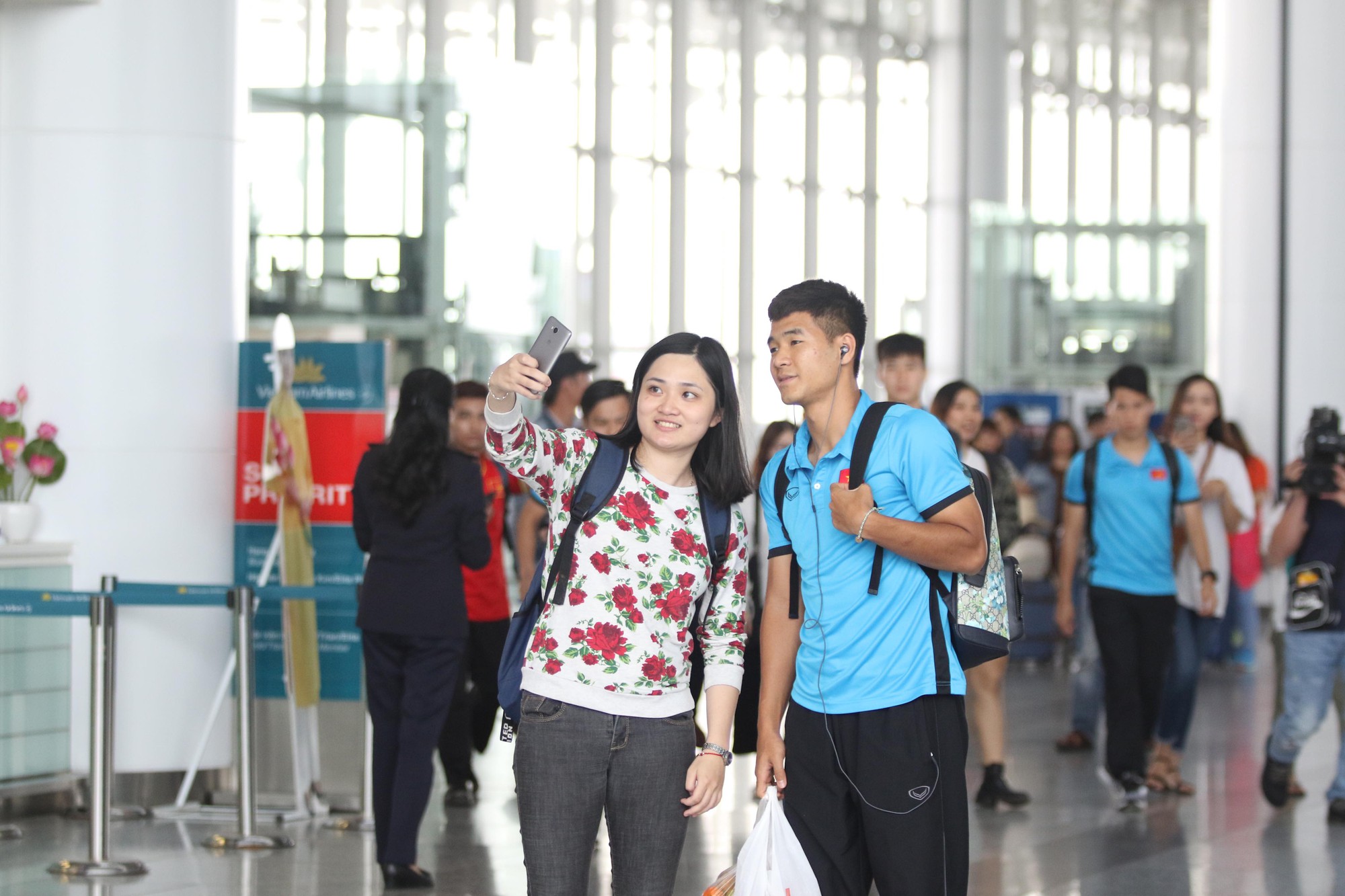 Công Phượng, Quang Hải hút fan khi tuyển Việt Nam bay sang Malaysia - Ảnh 5.