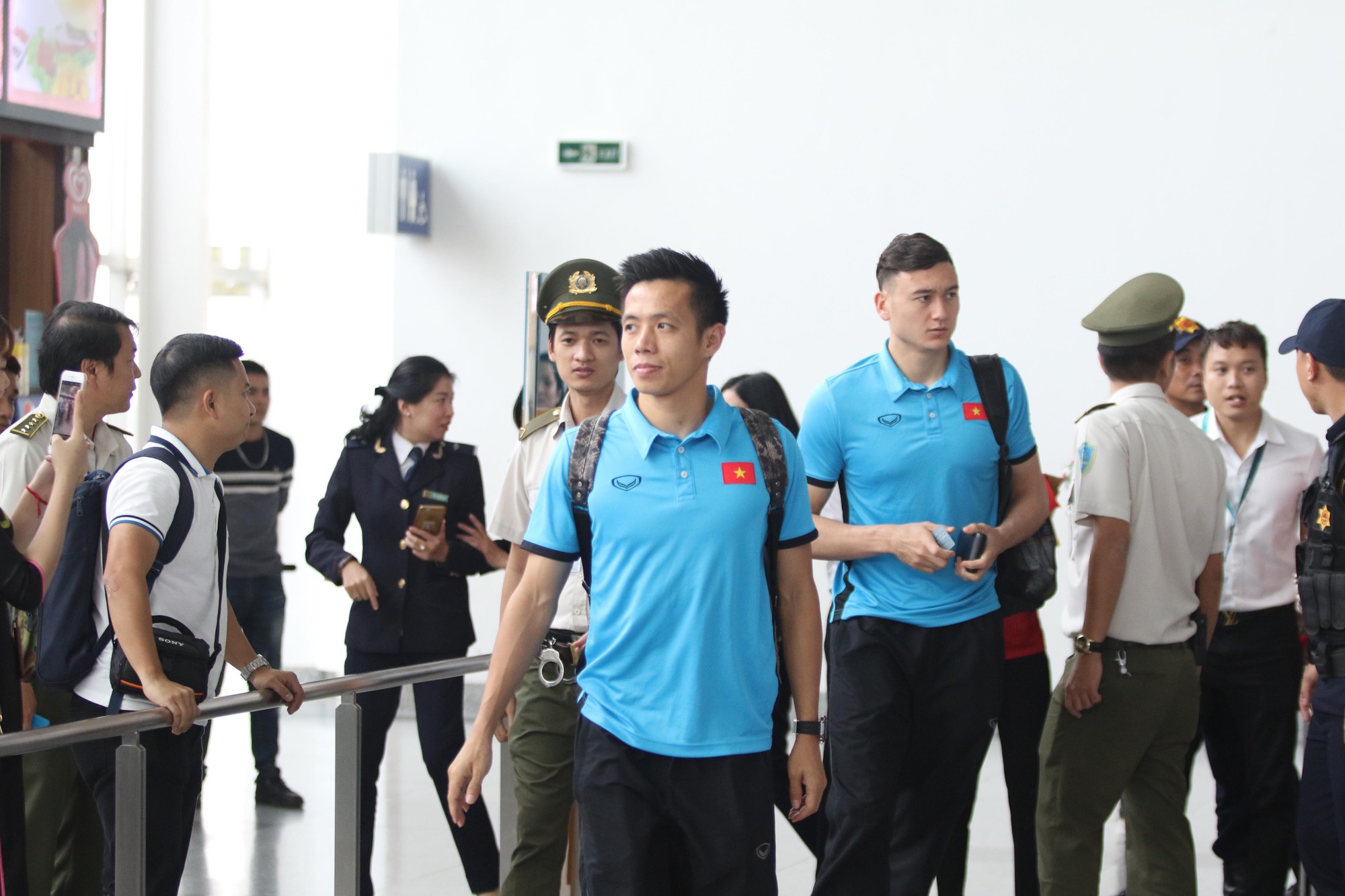 Công Phượng, Quang Hải hút fan khi tuyển Việt Nam bay sang Malaysia - Ảnh 6.
