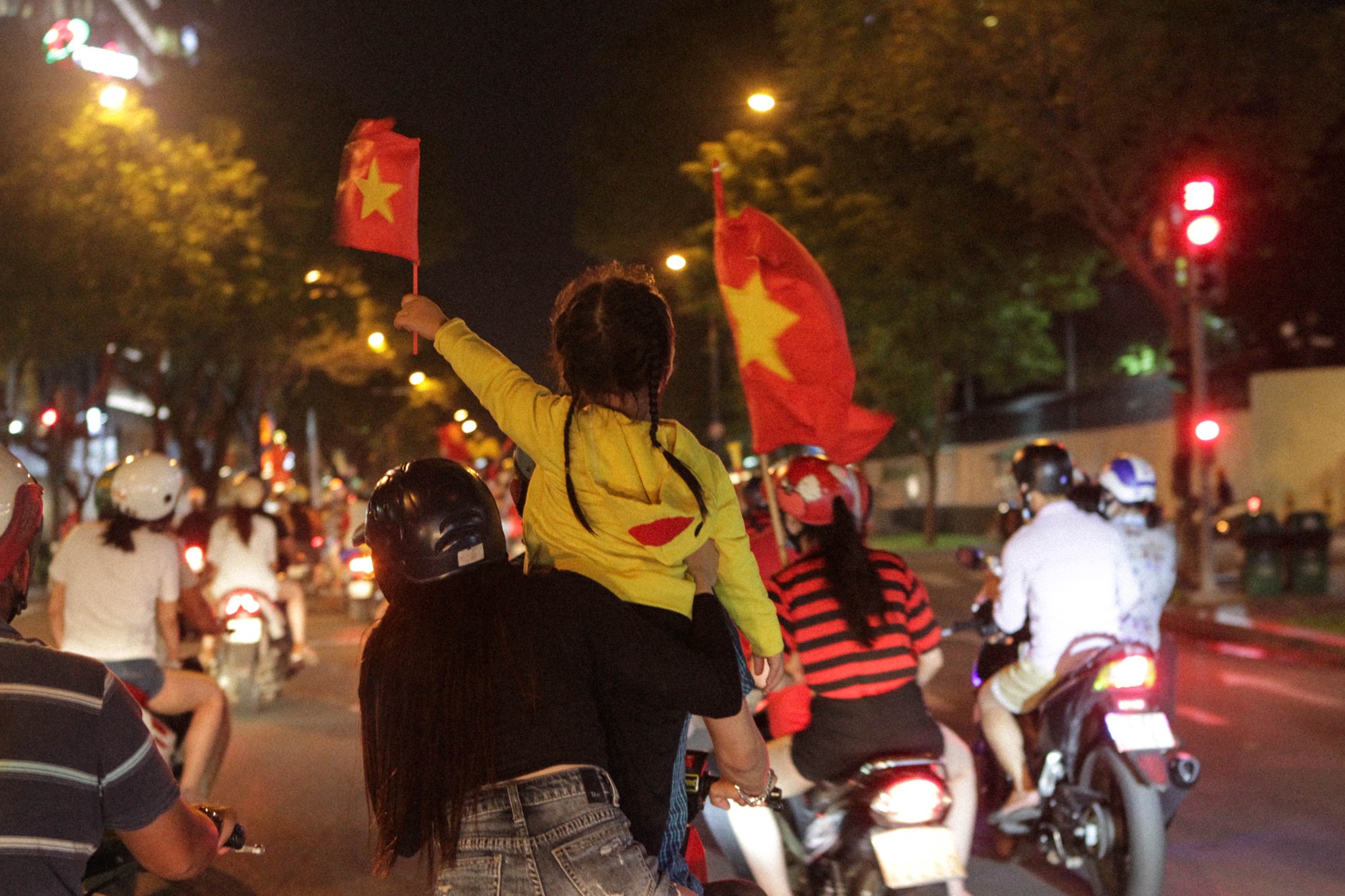 Cận cảnh đ&ecirc;m kh&ocirc;ng ngủ ở TP HCM - Ảnh 16.