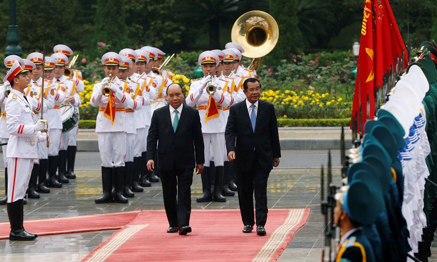 Cận cảnh Thủ tướng Nguyễn Xu&acirc;n Ph&uacute;c đ&oacute;n Thủ tướng Hun Sen - Ảnh 2.