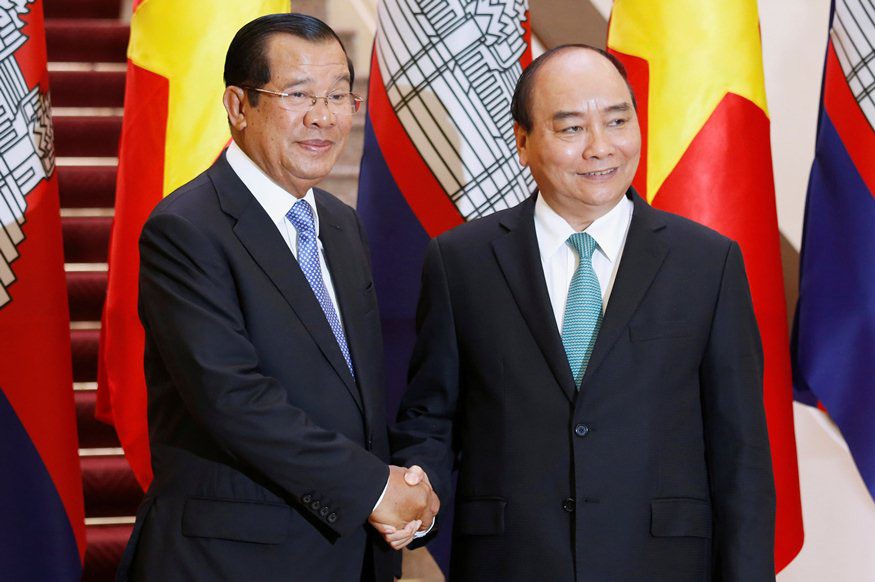 Cận cảnh Thủ tướng Nguyễn Xu&acirc;n Ph&uacute;c đ&oacute;n Thủ tướng Hun Sen - Ảnh 6.