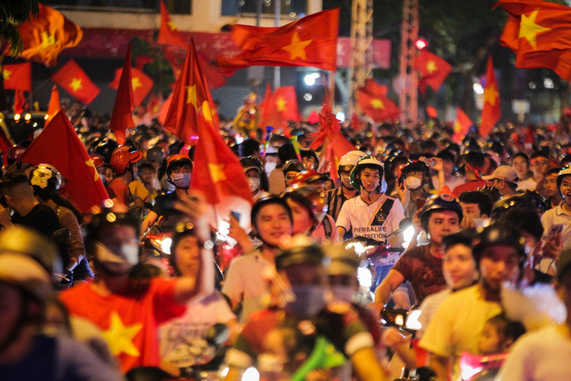 Cận cảnh đêm không ngủ ở TP HCM