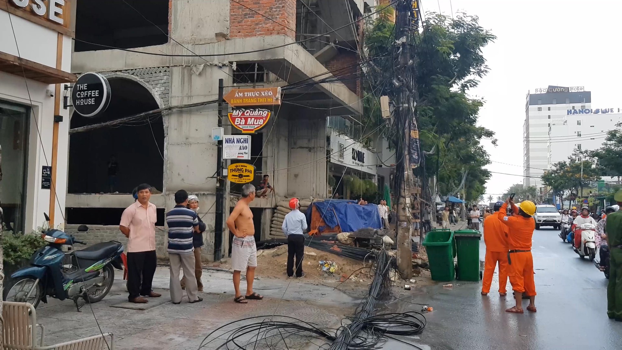 Nghi vấn thi c&ocirc;ng c&ocirc;ng tr&igrave;nh g&acirc;y ch&aacute;y nổ hệ thống điện,  mất điện cả khu vực - Ảnh 3.