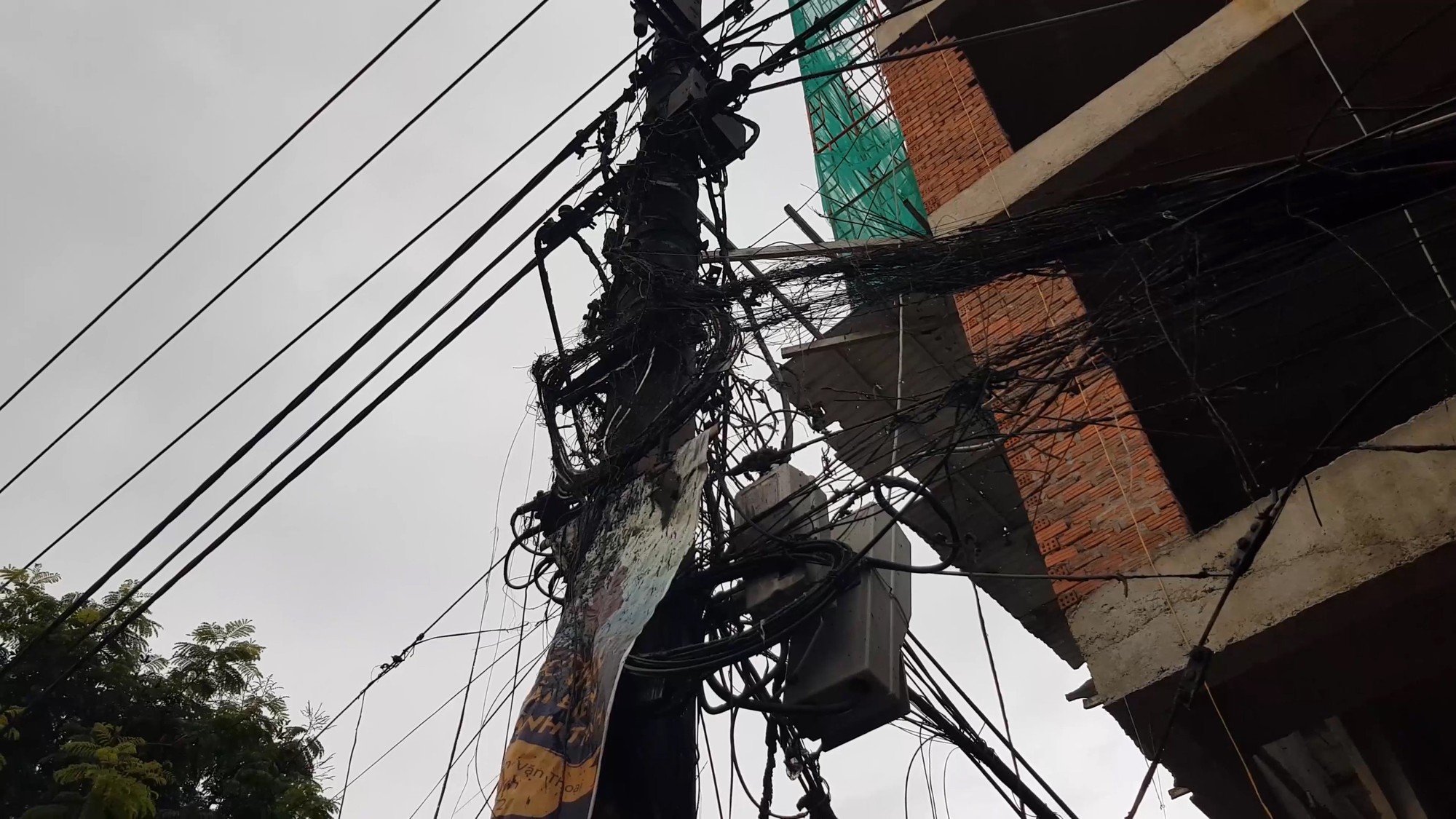Nghi vấn thi công công trình gây cháy nổ hệ thống điện,  mất điện cả khu vực