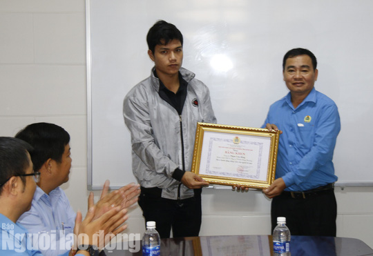 Soái ca nhảy sông cứu người nhận bằng khen của LĐLĐ Quảng Nam - Ảnh 1.