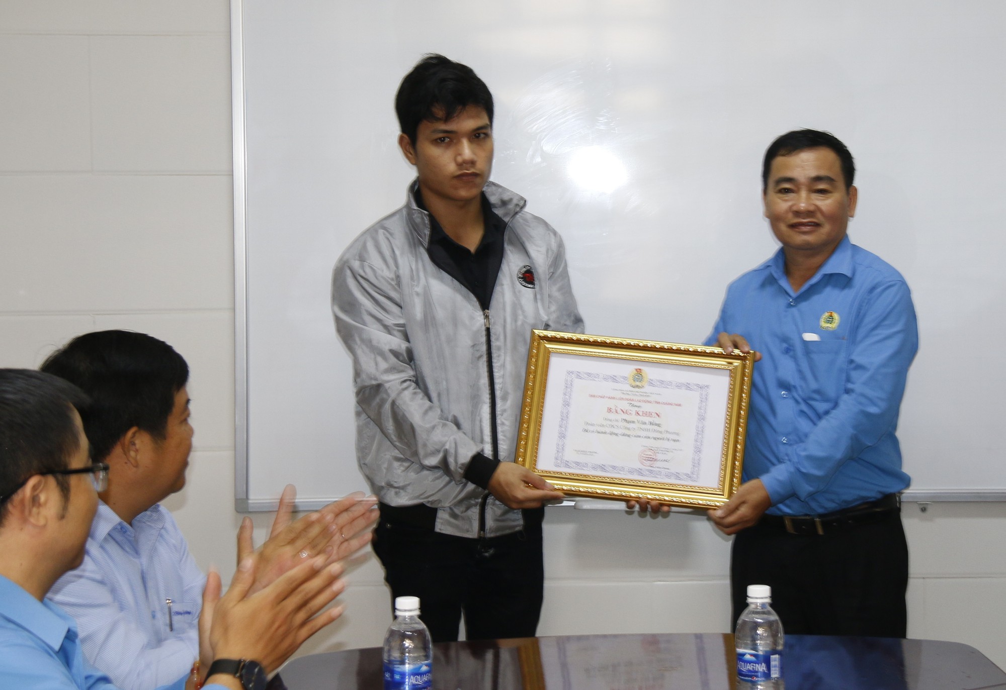 "Soái ca" nhảy sông cứu người nhận bằng khen của LĐLĐ Quảng Nam
