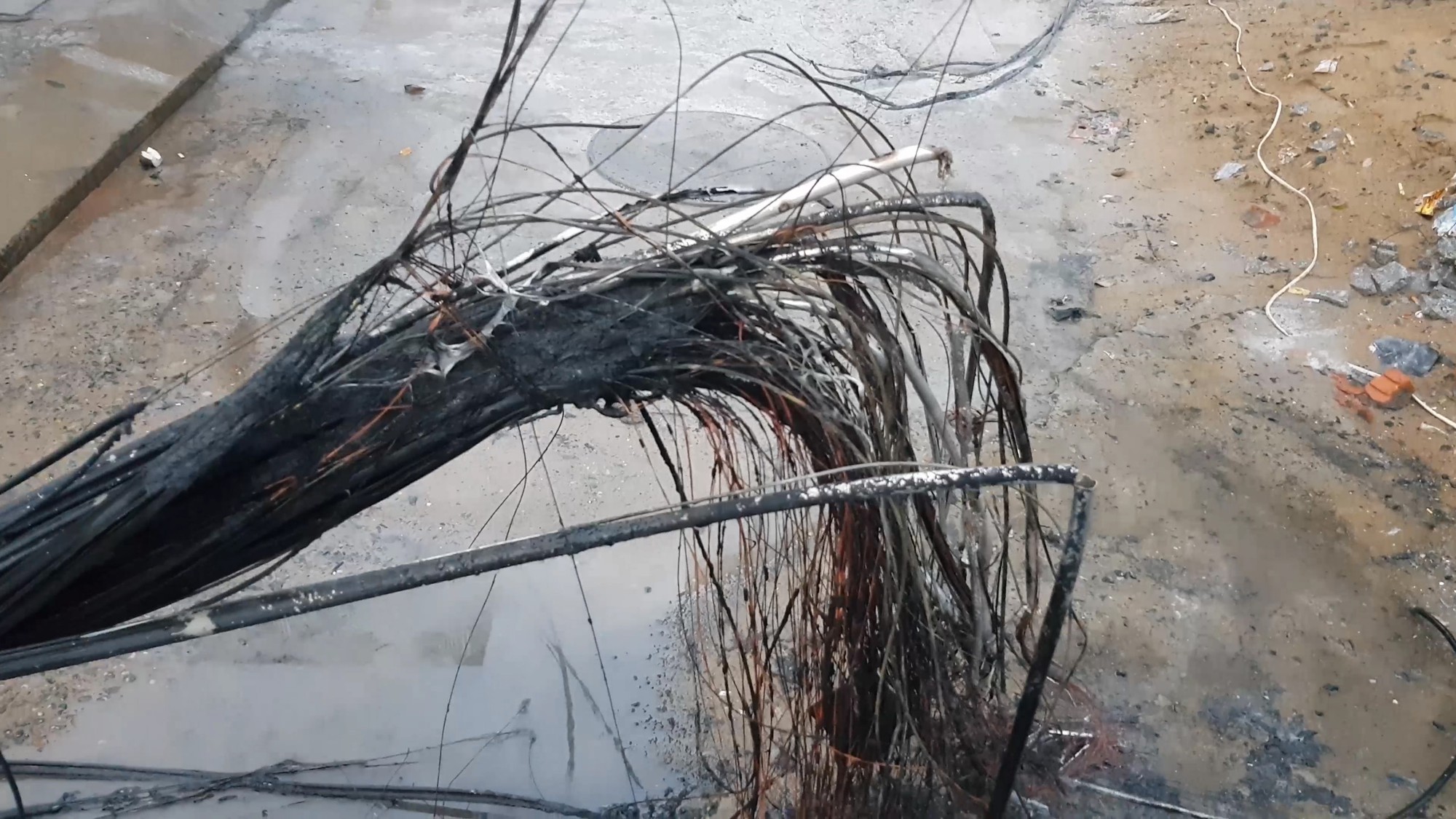 Nghi vấn thi c&ocirc;ng c&ocirc;ng tr&igrave;nh g&acirc;y ch&aacute;y nổ hệ thống điện,  mất điện cả khu vực - Ảnh 2.