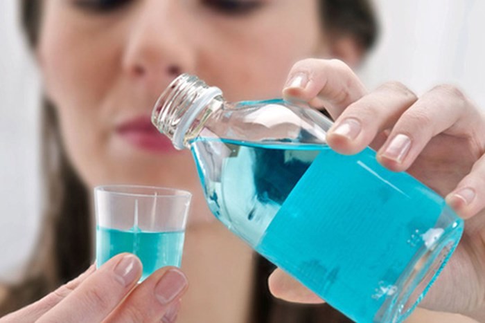 5 ph&uacute;t l&agrave;m trắng răng tại nh&agrave; với c&aacute;c nguy&ecirc;n liệu c&oacute; sẵn - Ảnh 6.
