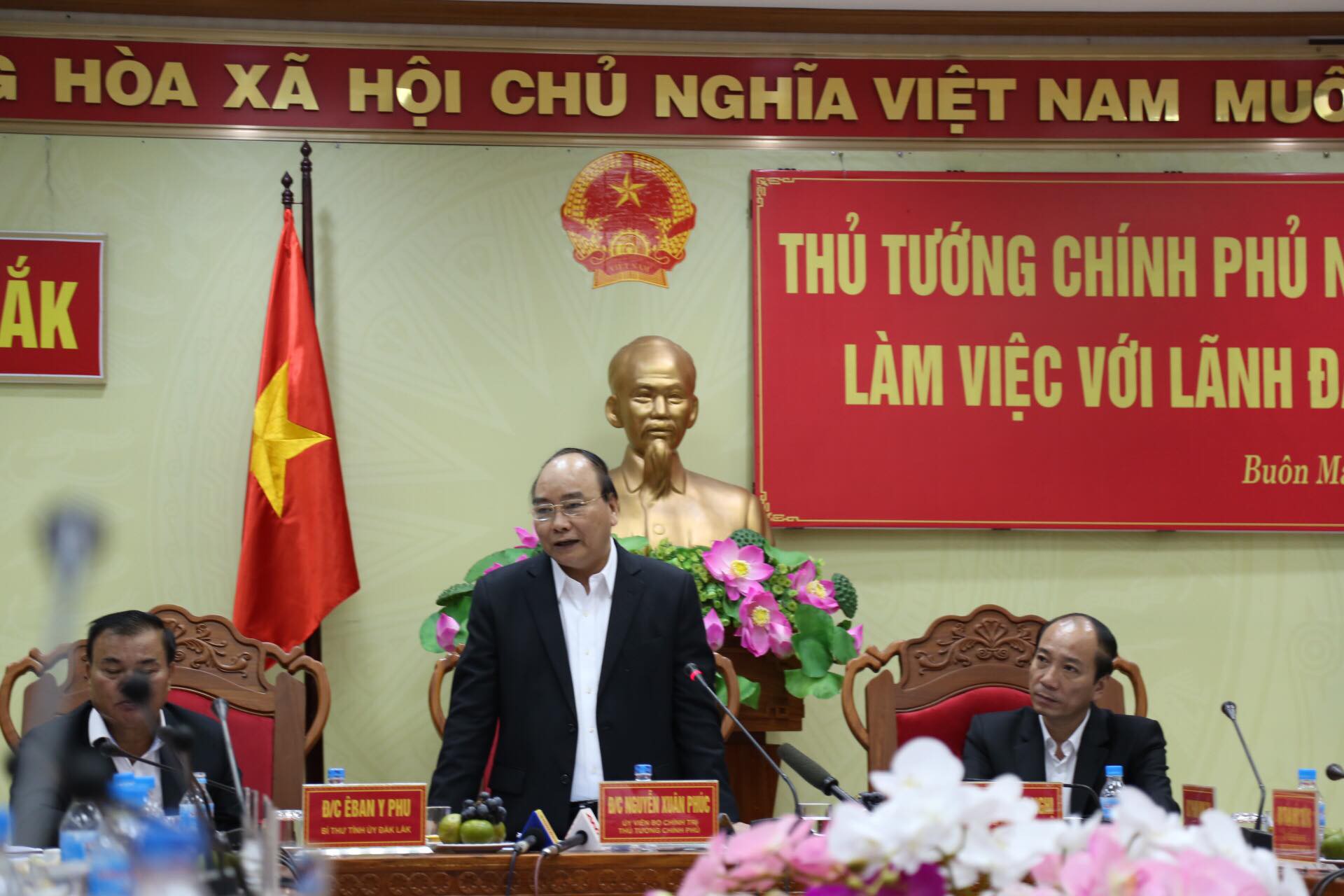 Thủ tướng Nguyễn Xuân Phúc: Người dân Việt Nam đang hướng về đội tuyển