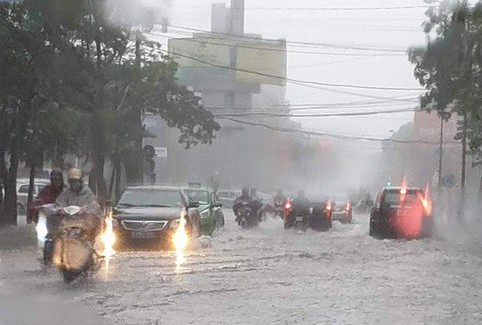 Mưa lớn nhiều giờ, TP Vinh chìm trong biển nước, giao thông đảo lộn