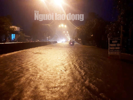 Mưa không ngừng nghỉ, Quốc lộ 1 qua Quảng Nam gần như tê liệt - Ảnh 4.