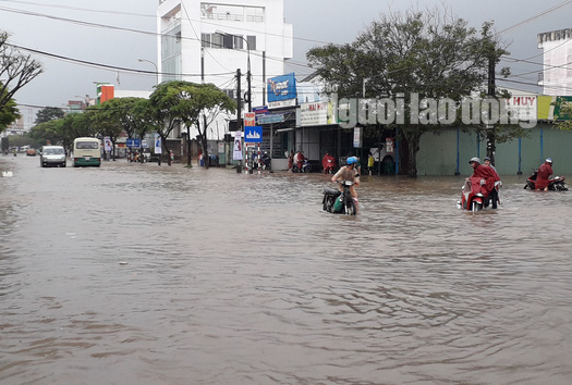 Mưa như trút, đường phố Tam Kỳ thành biển nước - Ảnh 3.