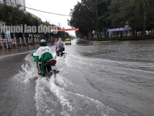 Mưa như trút, đường phố Tam Kỳ thành biển nước - Ảnh 12.
