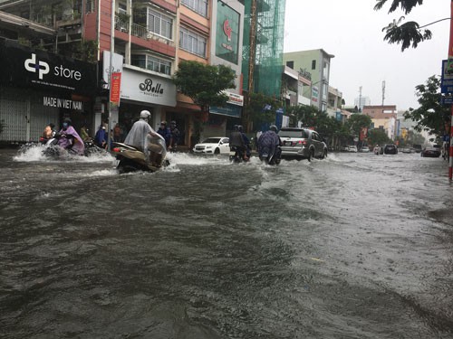 Trận mưa lịch sử nhấn chìm Đà Nẵng