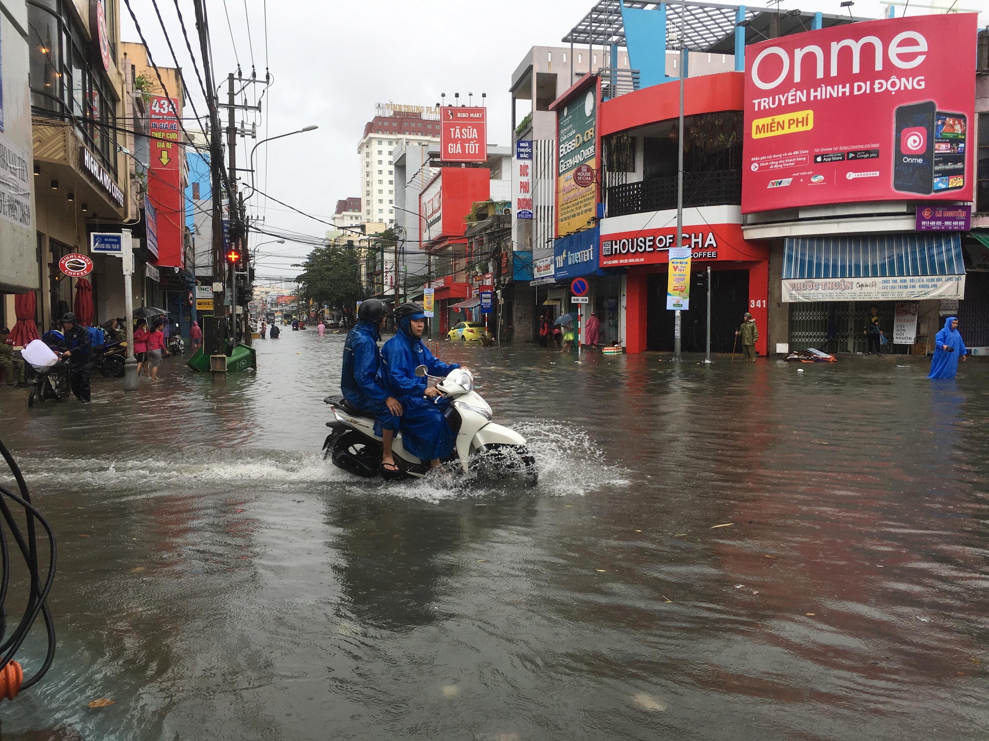 Đ&agrave; Nẵng khẩn trương xả nước, ph&aacute; vỡ đ&ecirc; quai để chống ngập - Ảnh 4.