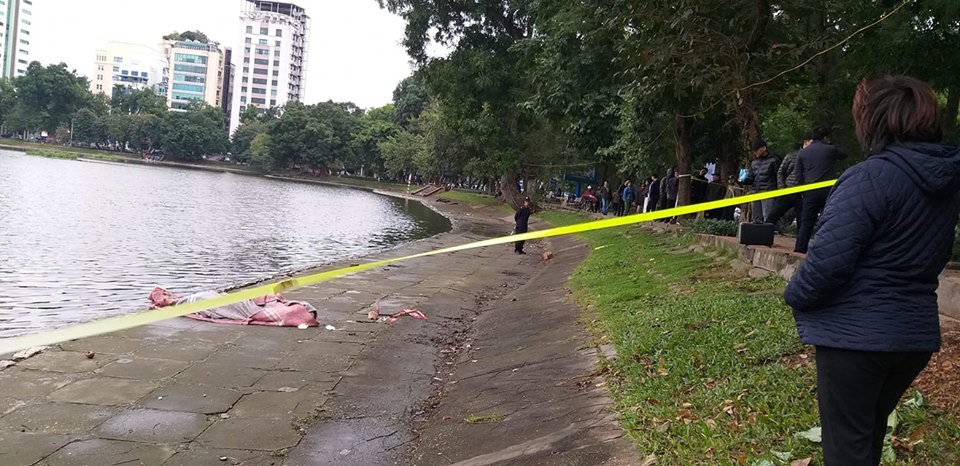 Người đàn ông chết nổi lập lờ trên hồ Thiền Quang dưới trời rét buốt 14 độ