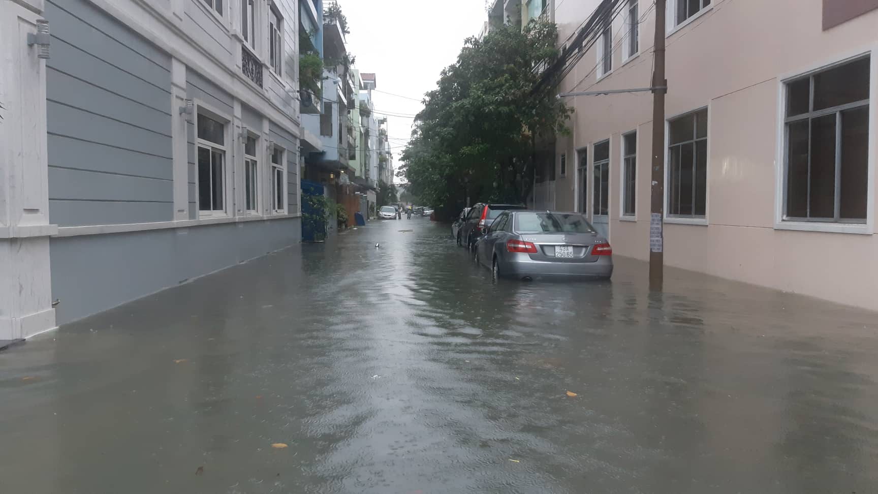 Đường phố Đ&agrave; Nẵng biến th&agrave;nh s&ocirc;ng sau trận mưa lớn k&eacute;o d&agrave;i nhiều giờ - Ảnh 9.