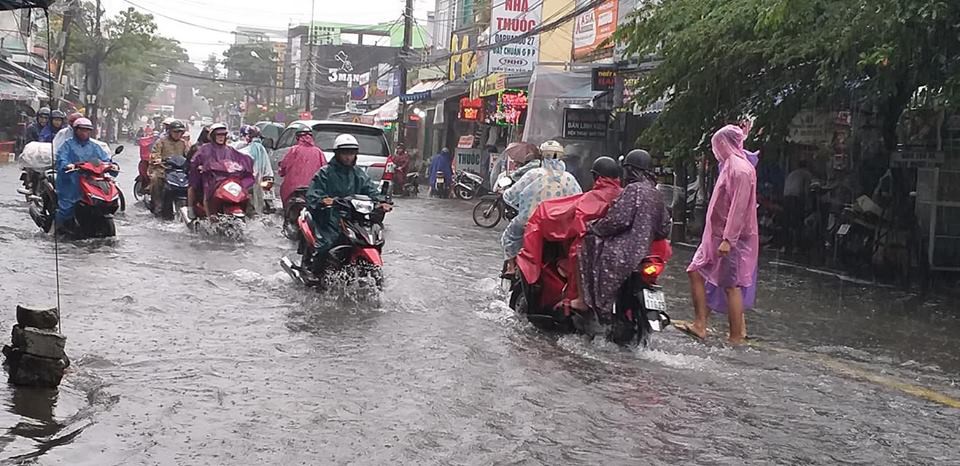 Đường phố Đ&agrave; Nẵng biến th&agrave;nh s&ocirc;ng sau trận mưa lớn k&eacute;o d&agrave;i nhiều giờ - Ảnh 2.