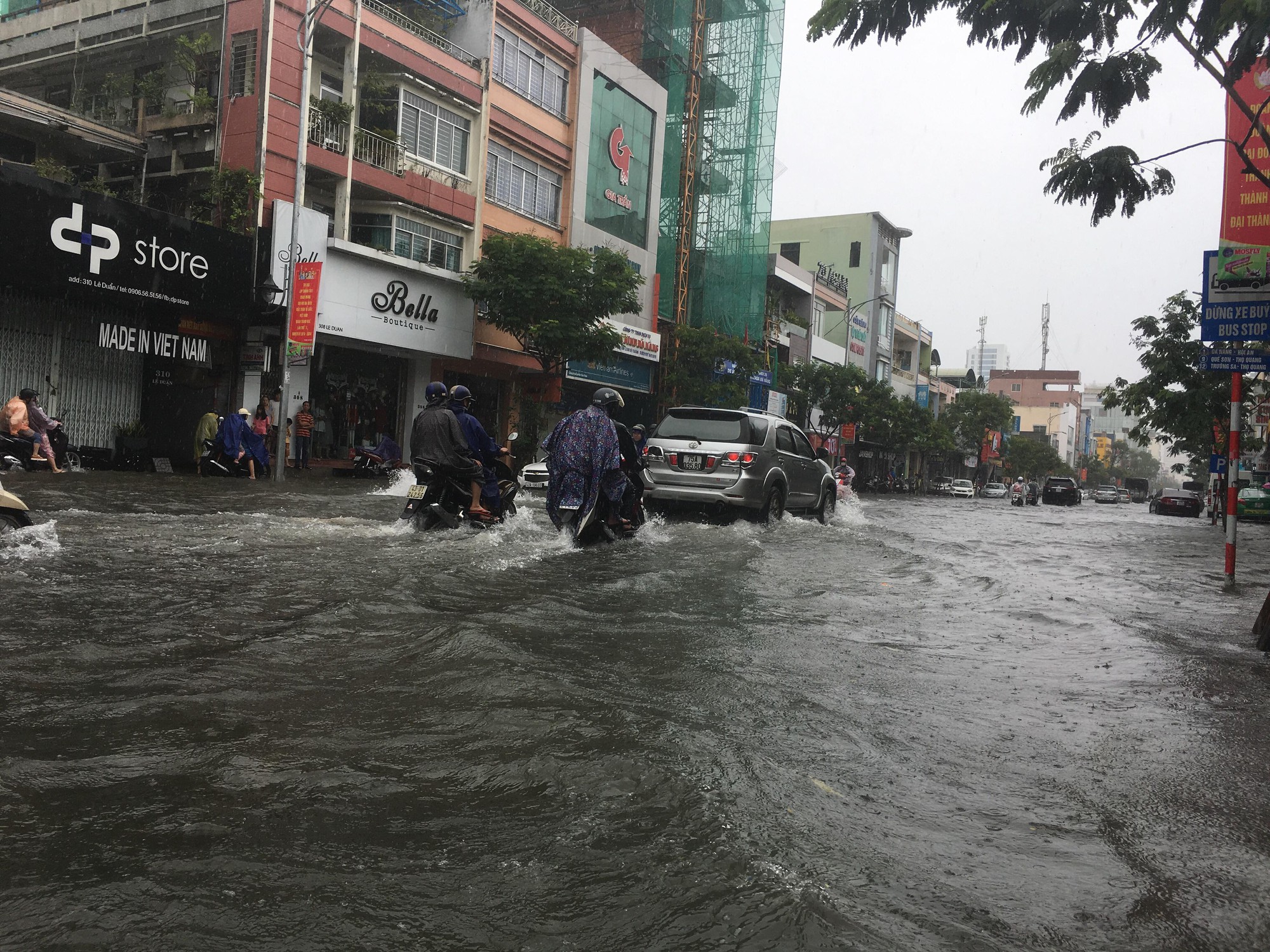 Đ&agrave; Nẵng khẩn trương xả nước, ph&aacute; vỡ đ&ecirc; quai để chống ngập - Ảnh 5.