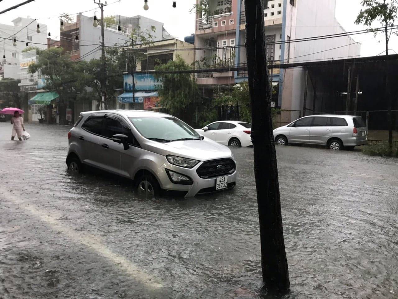 Đường phố Đ&agrave; Nẵng biến th&agrave;nh s&ocirc;ng sau trận mưa lớn k&eacute;o d&agrave;i nhiều giờ - Ảnh 10.