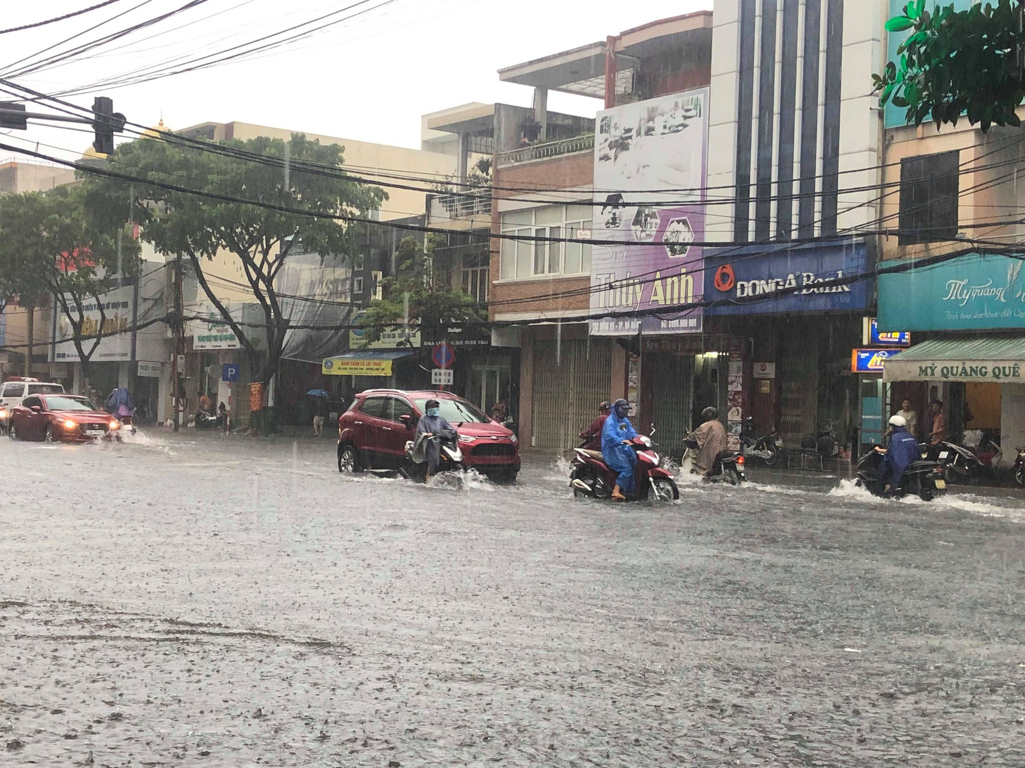 Đường phố Đ&agrave; Nẵng biến th&agrave;nh s&ocirc;ng sau trận mưa lớn k&eacute;o d&agrave;i nhiều giờ - Ảnh 12.