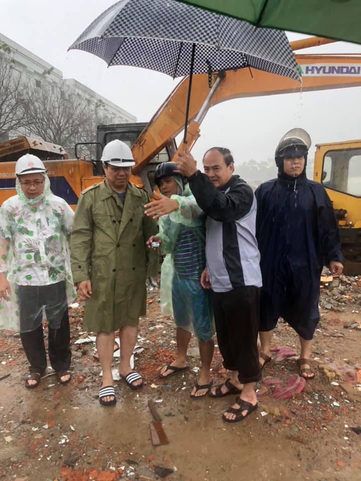 Đ&agrave; Nẵng khẩn trương xả nước, ph&aacute; vỡ đ&ecirc; quai để chống ngập - Ảnh 2.
