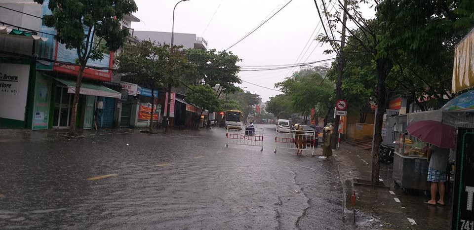 Đường phố Đ&agrave; Nẵng biến th&agrave;nh s&ocirc;ng sau trận mưa lớn k&eacute;o d&agrave;i nhiều giờ - Ảnh 6.