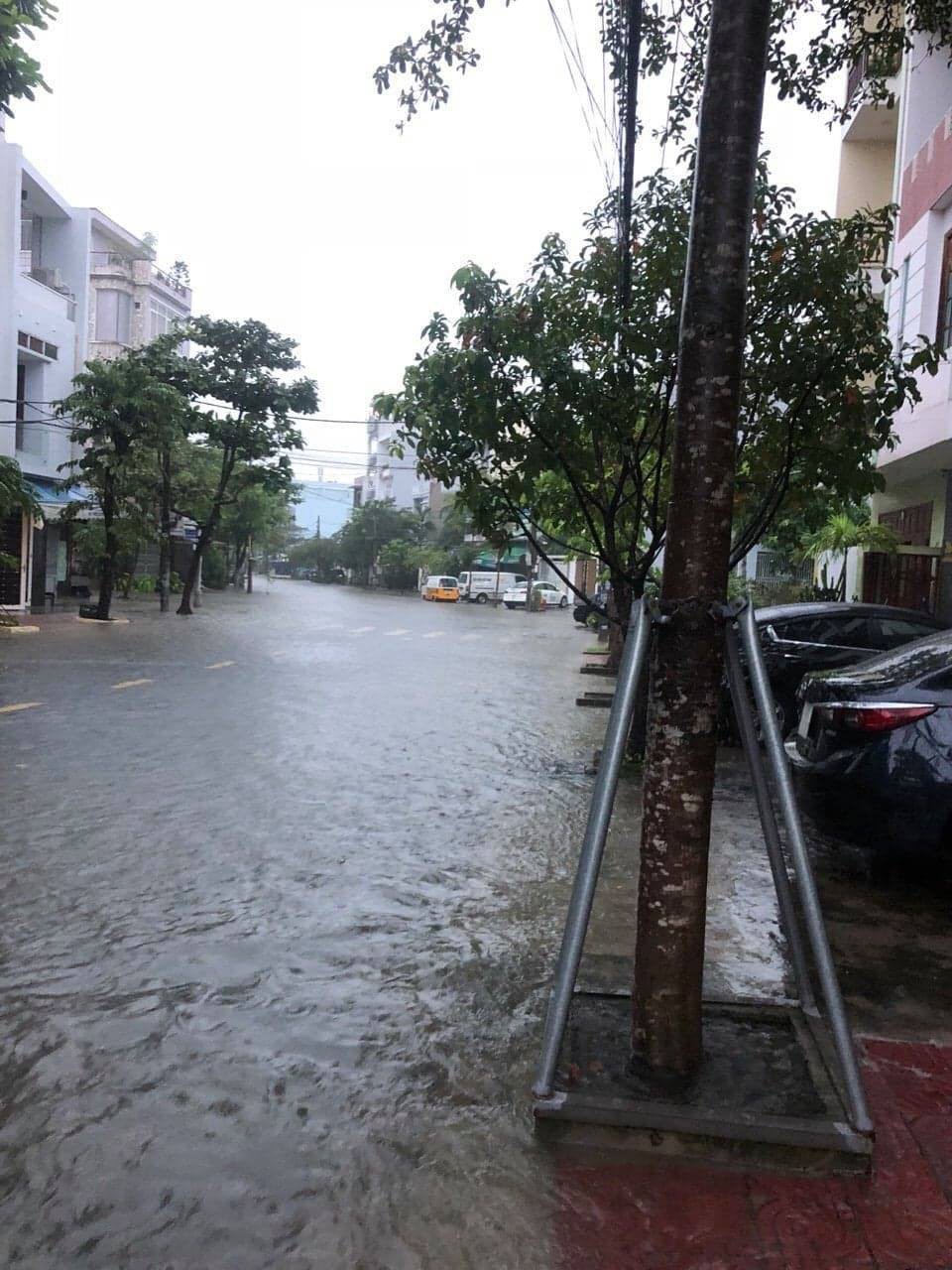 Đường phố Đ&agrave; Nẵng biến th&agrave;nh s&ocirc;ng sau trận mưa lớn k&eacute;o d&agrave;i nhiều giờ - Ảnh 13.