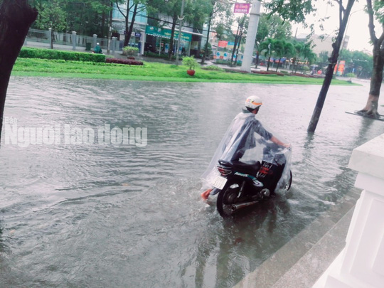 Mưa như trút, đường phố Tam Kỳ thành biển nước - Ảnh 9.