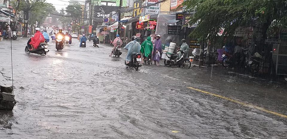 Đường phố Đ&agrave; Nẵng biến th&agrave;nh s&ocirc;ng sau trận mưa lớn k&eacute;o d&agrave;i nhiều giờ - Ảnh 3.