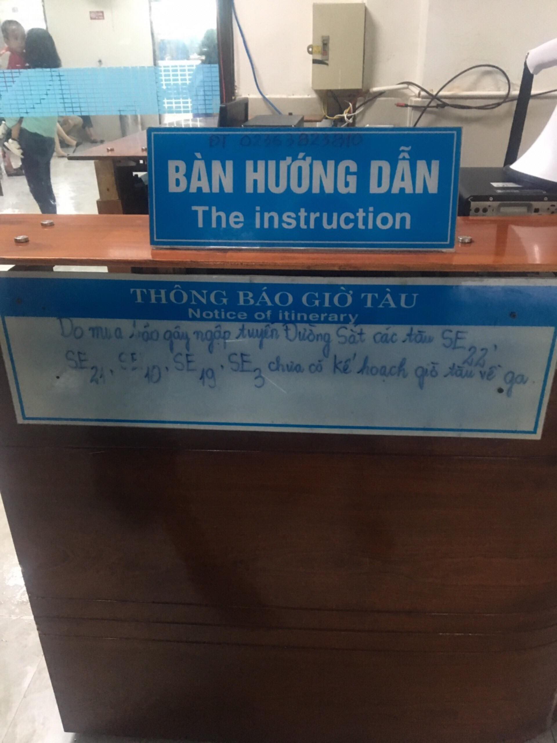 Quốc lộ, đường sắt qua Đà Nẵng bị tê liệt do ngập nặng - Ảnh 2.